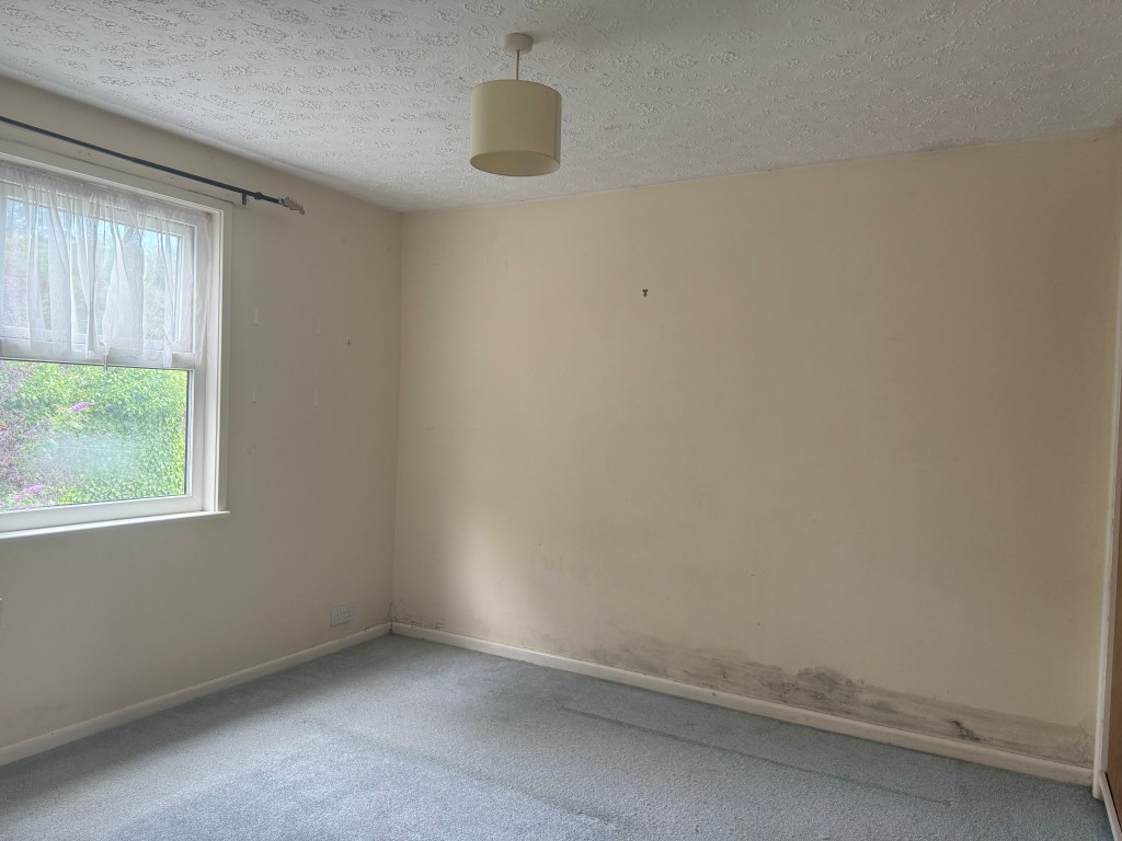 Lot: 91 - FIRST FLOOR ONE-BEDROOM FLAT WITH GARDEN AND PARKING - Double bedroom